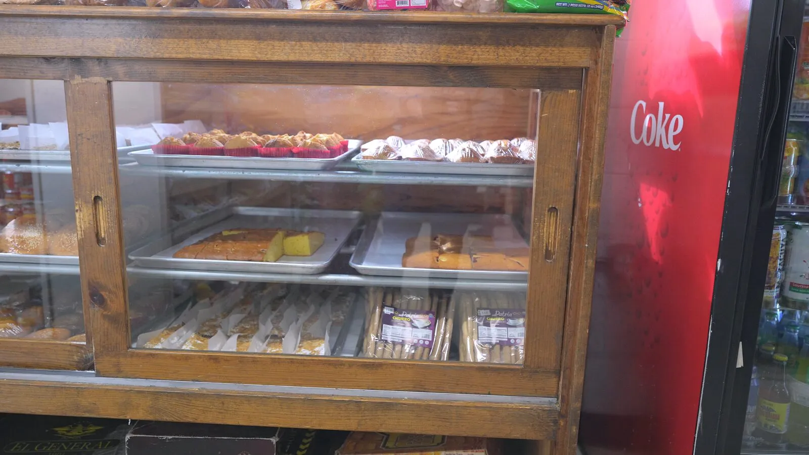 El mostrador de la panadería: pan dulce y bolillos en la vitrina de madera
